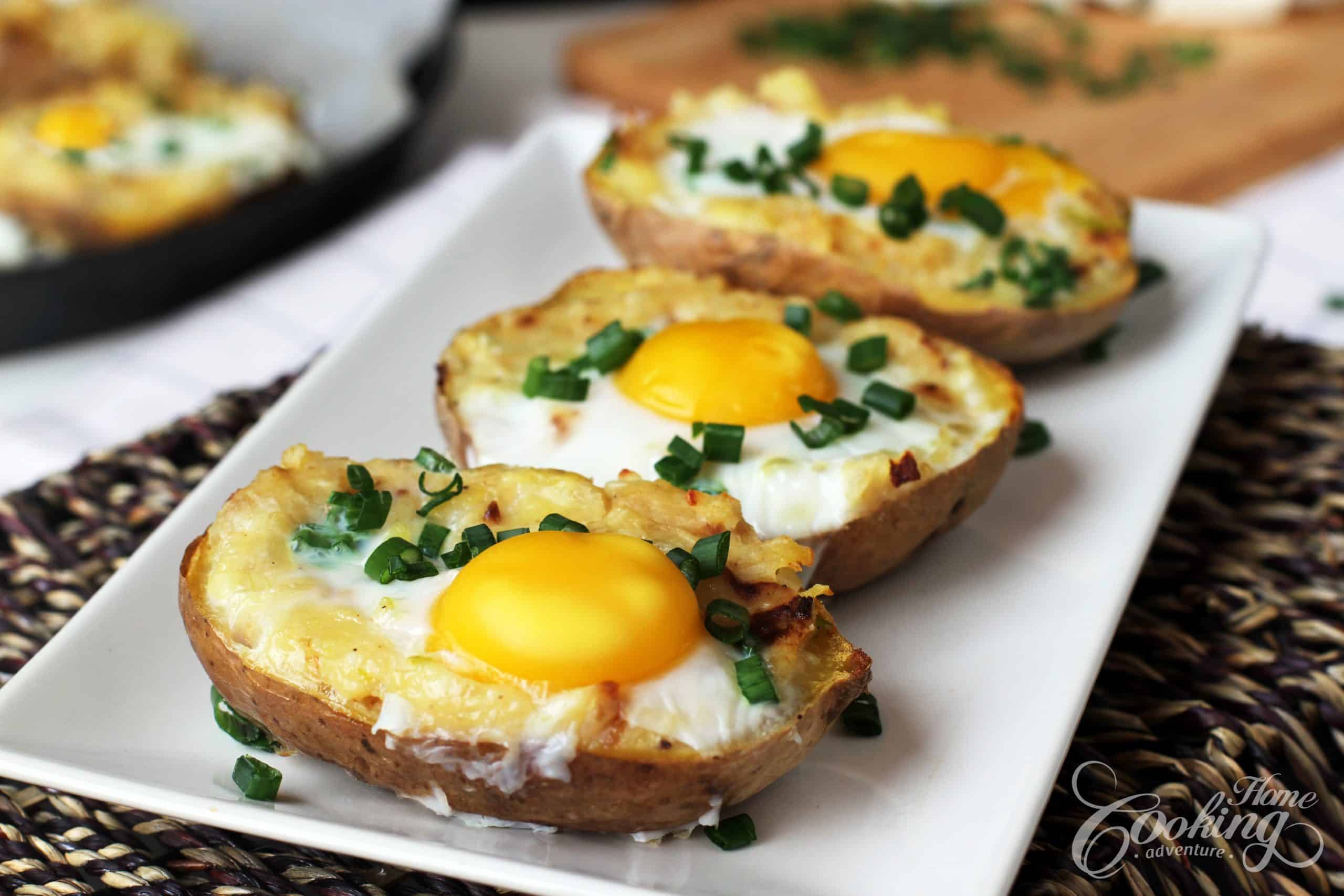Завтрак из яйца с начинкой. Яичница. Завтрак с яйцом. Блюда из яиц. Необычный завтрак из яиц.
